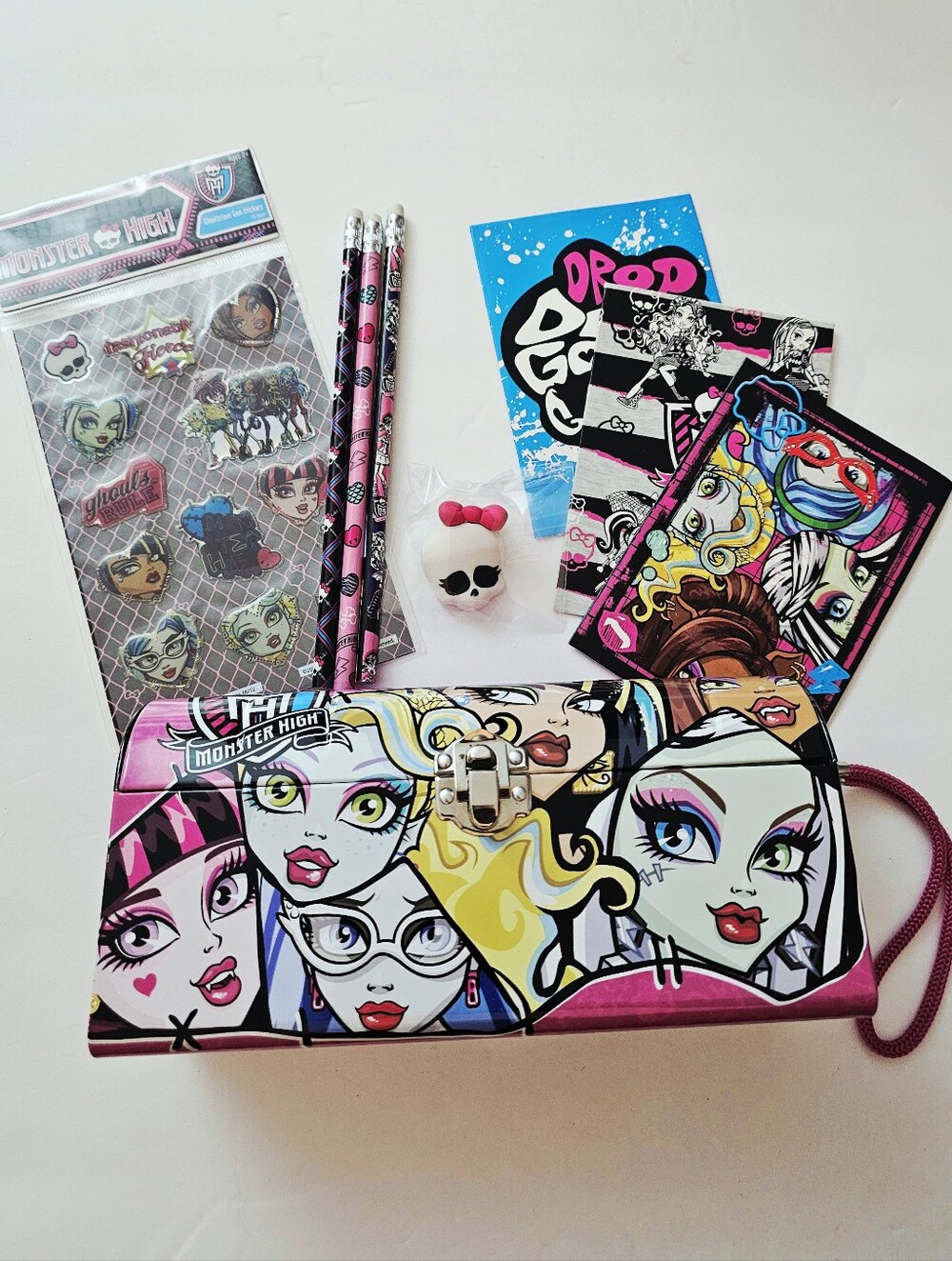 Monster High School Supply Tin Case, Stationary & Pencil Gift Set